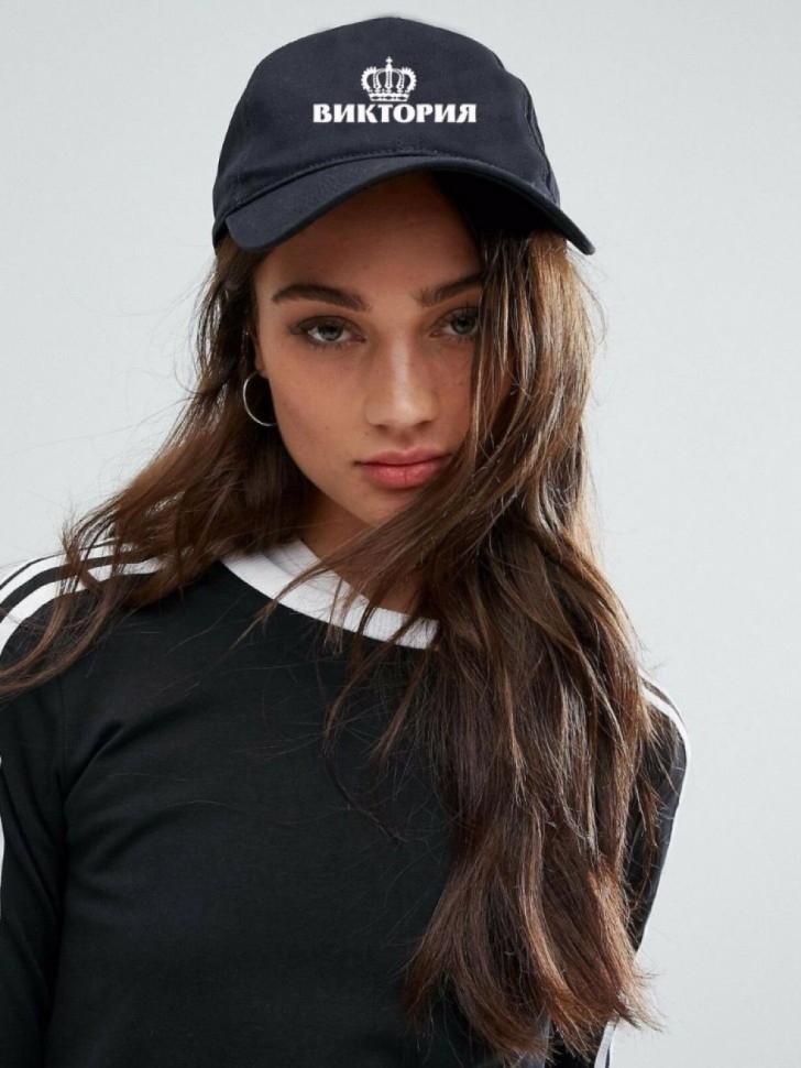 Бейсболка женская черная именная с надписью Виктория корона