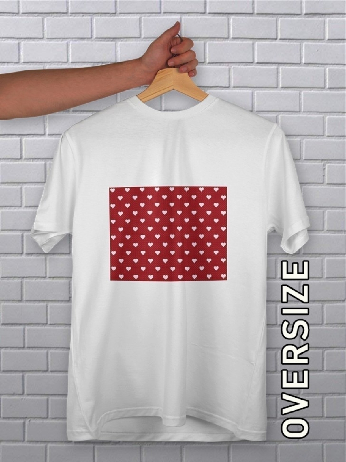 Футболка женская белая с принтом сердце на красном фоне