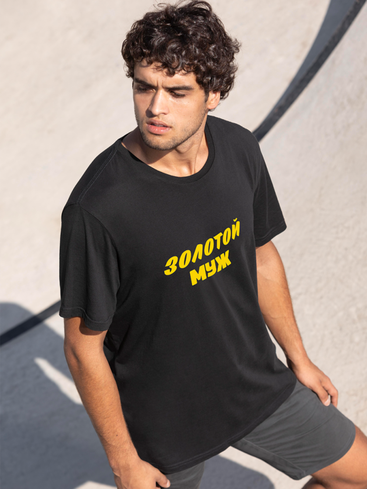 Футболка мужская с принтом черная золотой муж